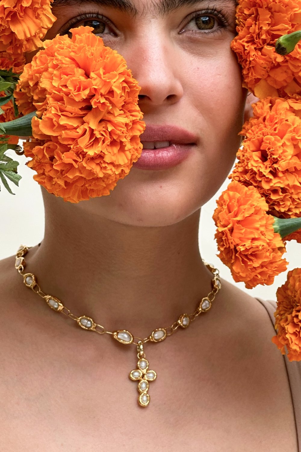 Niña Pearl Cross Pendant in Gold