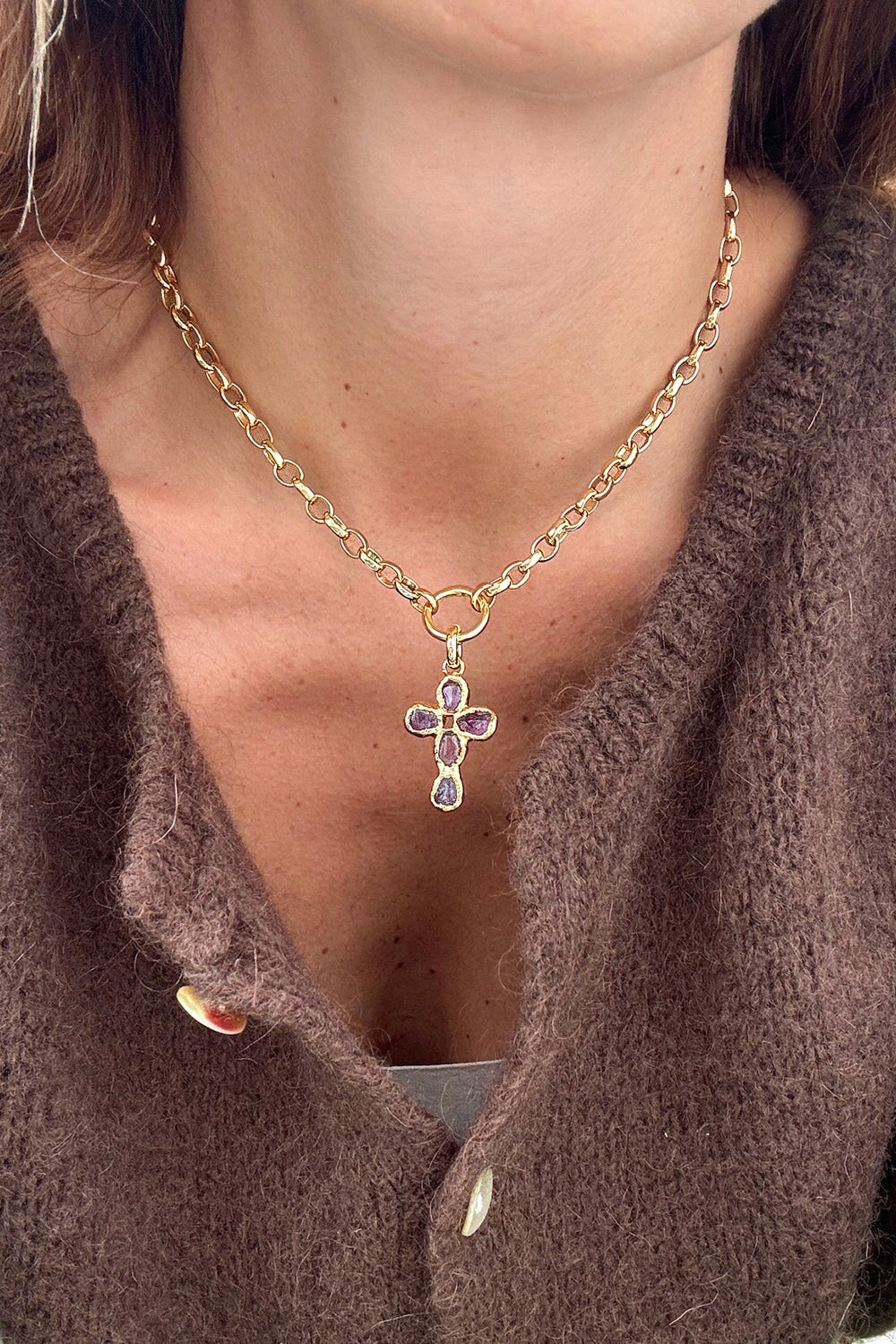 Pequeña Amethyst Cross Charm in Gold