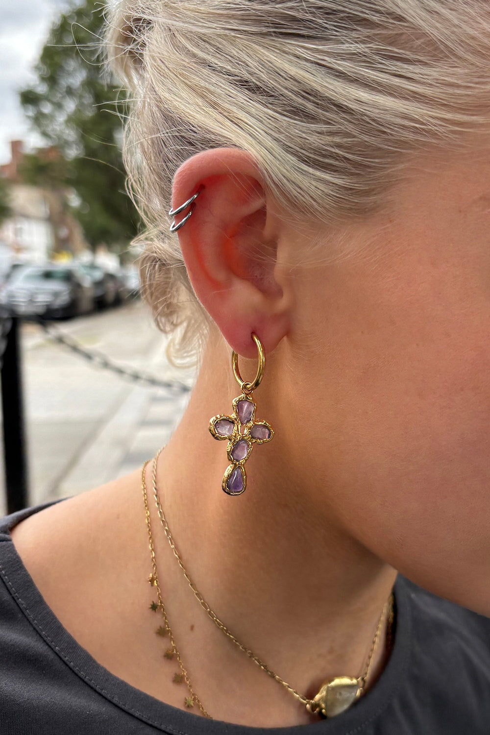 Pequeña Amethyst Cross Hoops in Gold