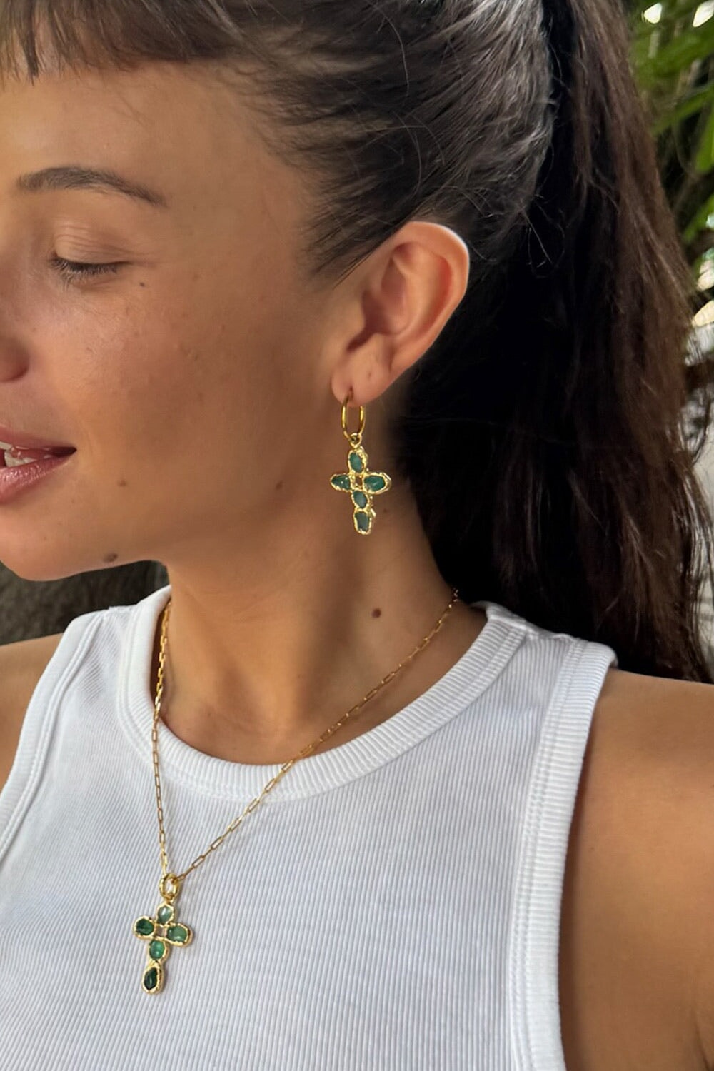 Pequeña Jade Cross Hoops in Gold