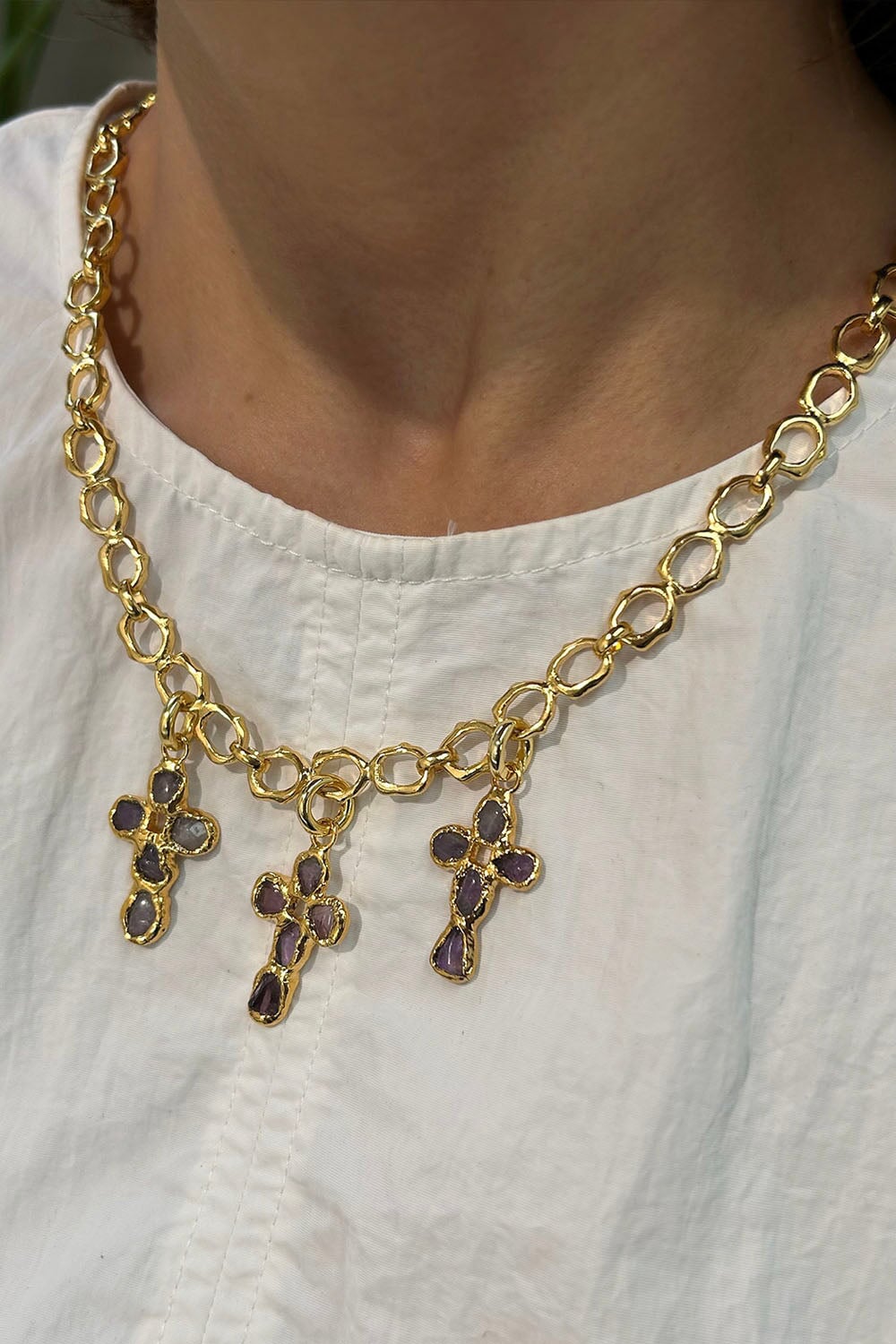 Pequeña Amethyst Cross Charm in Gold