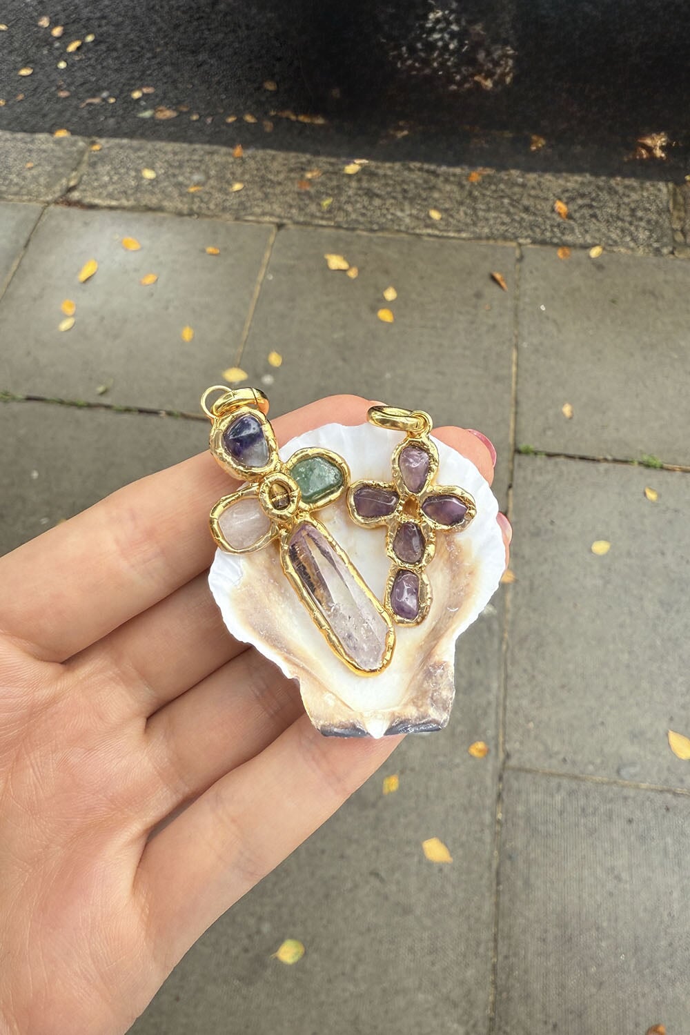 Pequeña Amethyst Cross Charm in Gold
