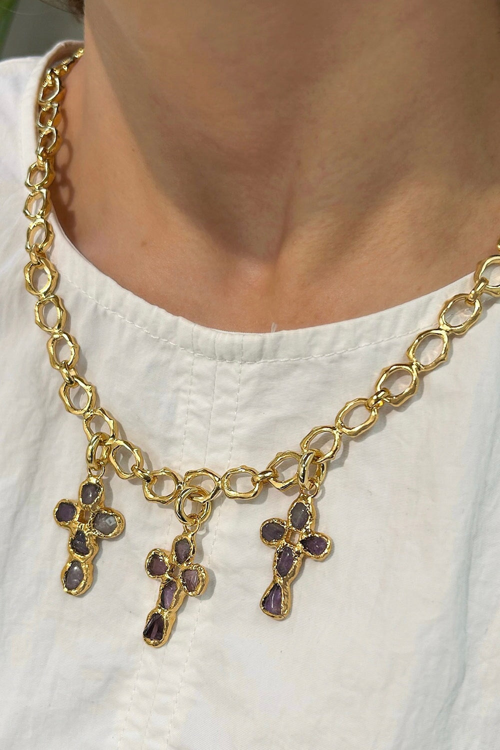 Pequeña Amethyst Cross Charm in Gold