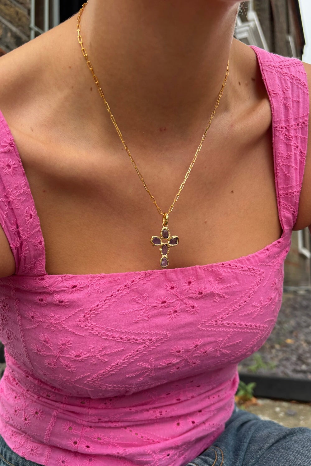 Pequeña Amethyst Cross Charm in Gold