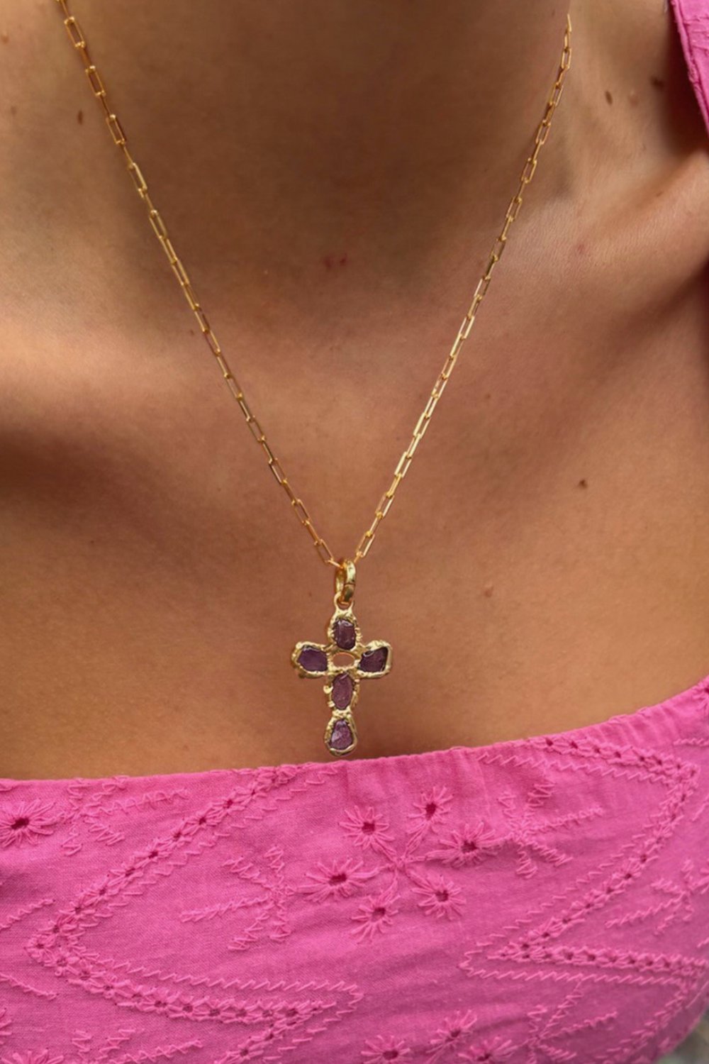 Pequeña Amethyst Cross Charm in Gold