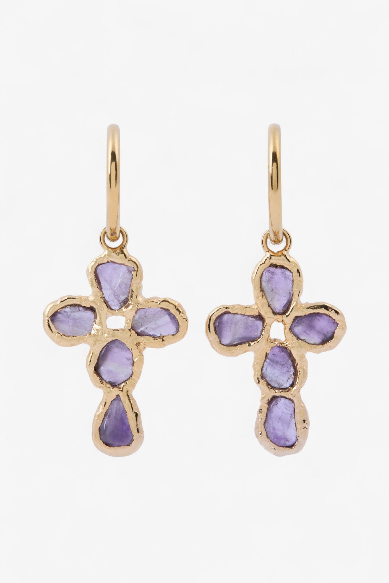 Pequeña Amethyst Cross Hoops in Gold