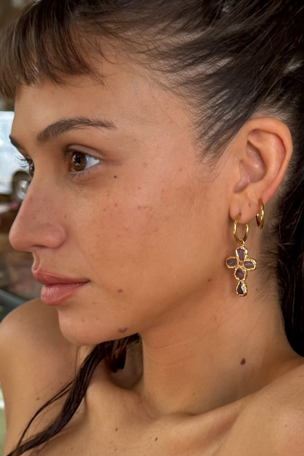 Pequeña Amethyst Cross Hoops in Gold