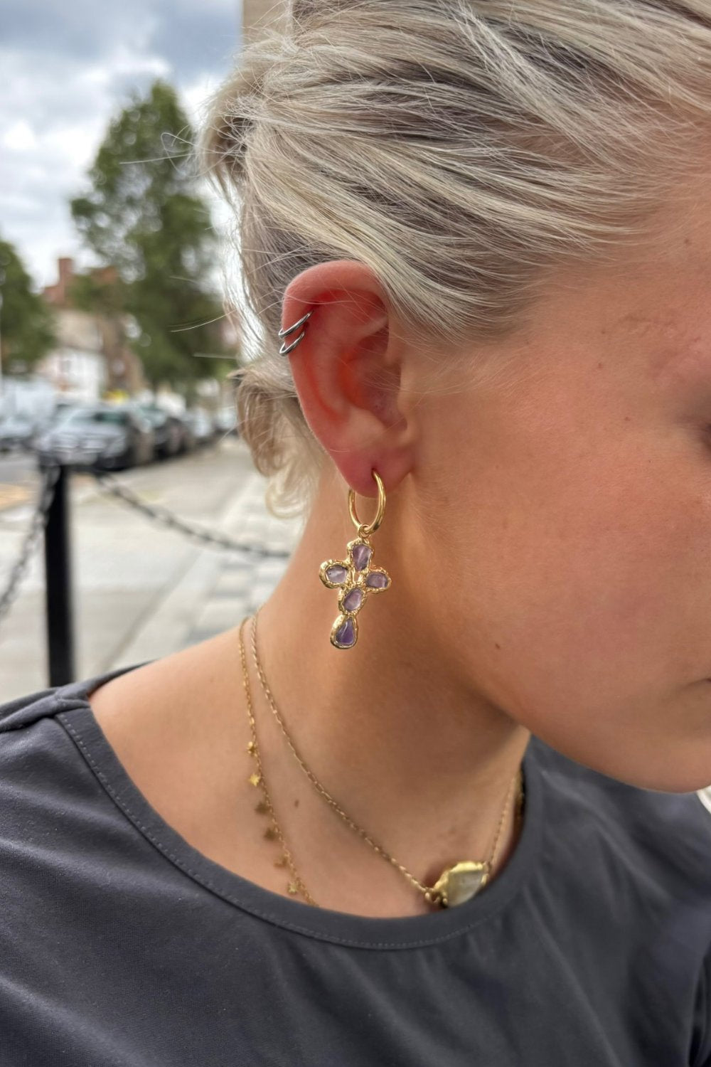 Pequeña Amethyst Cross Hoops in Gold