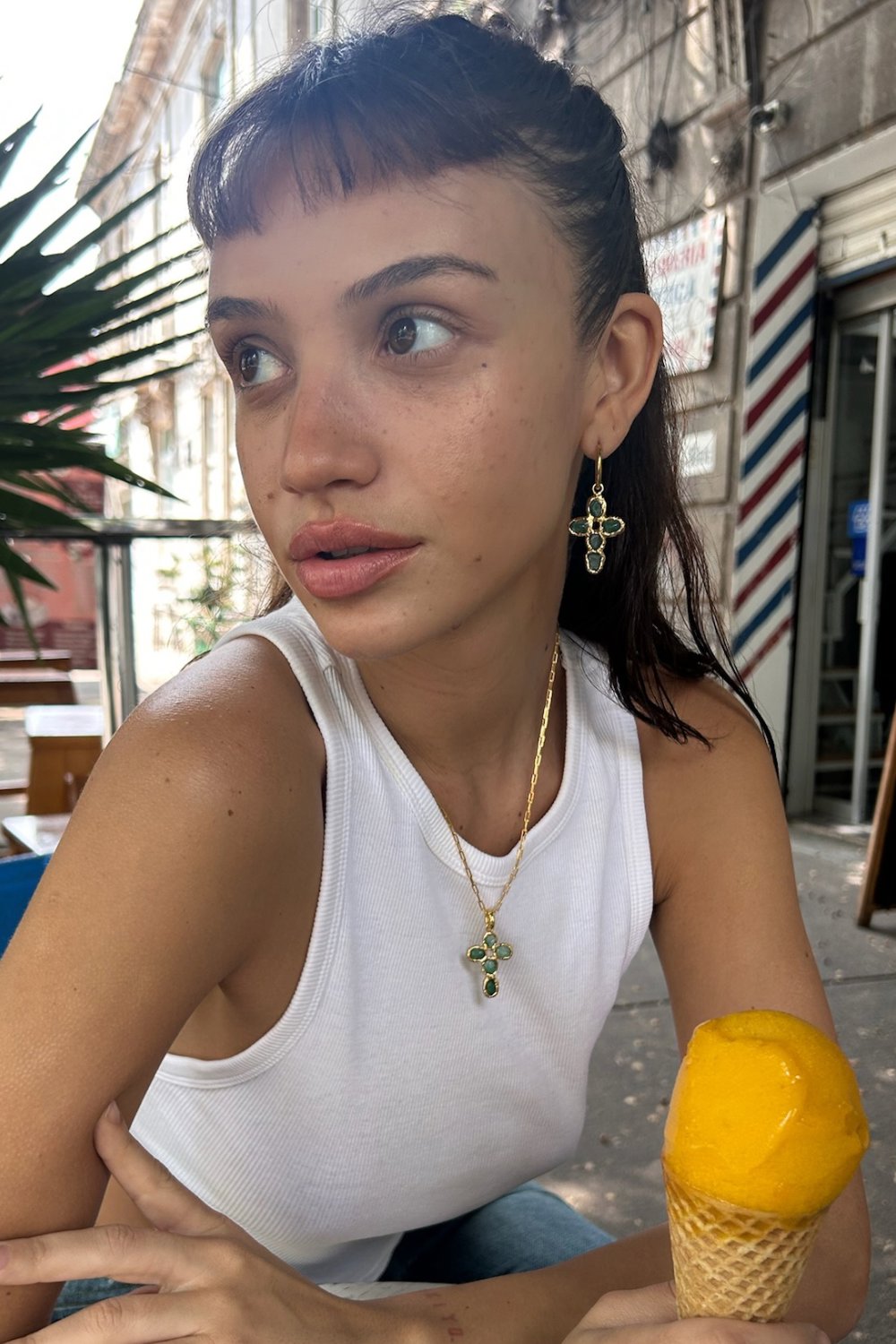 Pequeña Jade Cross Hoops in Gold