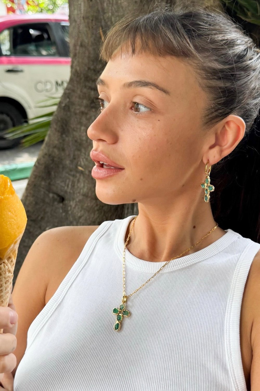 Pequeña Jade Cross Hoops in Gold